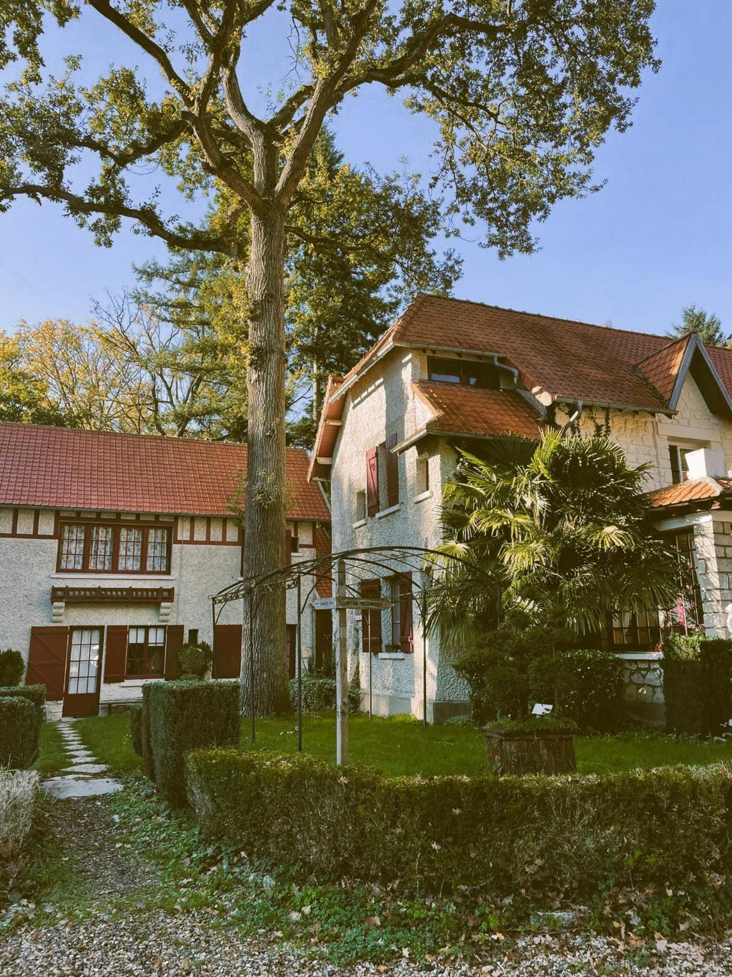 Hostellerie Du Lys Lamorlaye Buitenkant foto