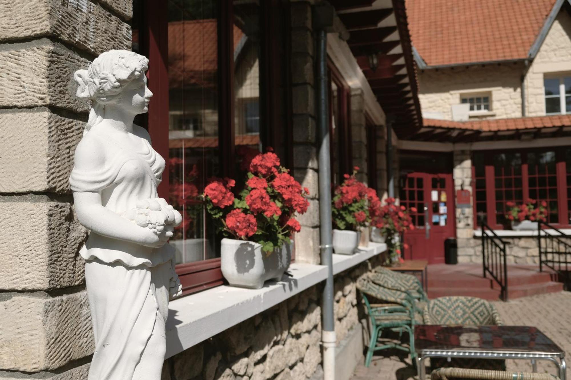 Hostellerie Du Lys Lamorlaye Buitenkant foto