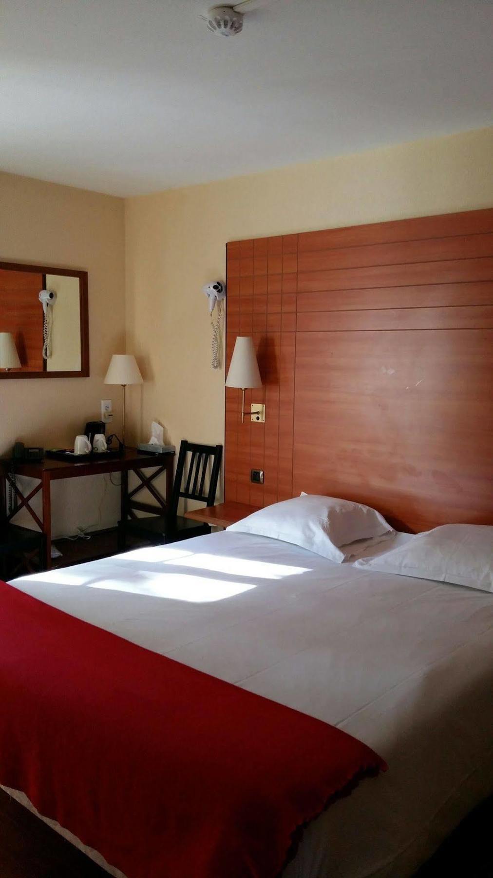 Hostellerie Du Lys Lamorlaye Buitenkant foto
